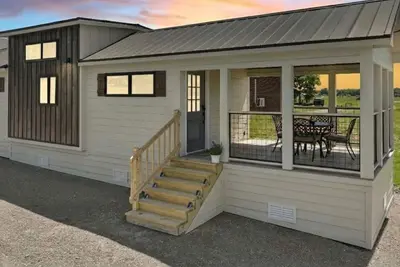 Image de Adorable 1 bedroom tiny home w/ loft situated on 156 acres in Shelbyville, Tn