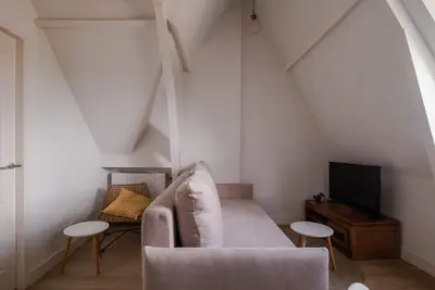 Image de One Bedroom Apartment with Sloped Ceiling