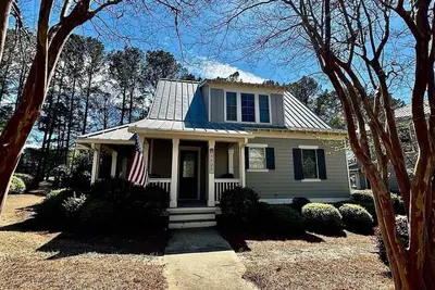 Image de Elegant Reynolds Cottage Near Lake & Golf - Sleeps 9 - Screened Porch