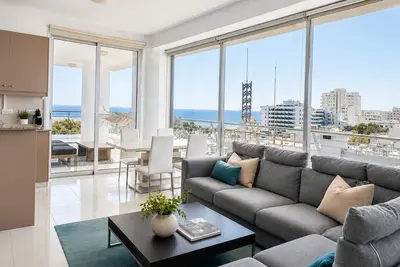 Image de Premium Panoramic Seaview 2-Bdr-Apt - Private Parking - 3 min Walk to Beach