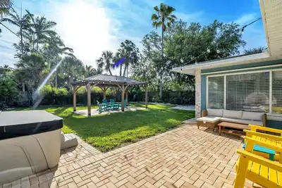 Image de Yellow Door Oasis - Spa, Newly Renovated, Inside Carlouel, Walk to Beach