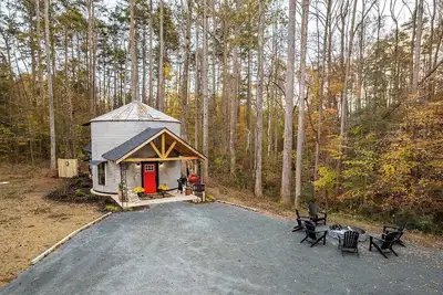 Image de Grain Bin Escape on Lake Hartwell with cozy mountain vibes