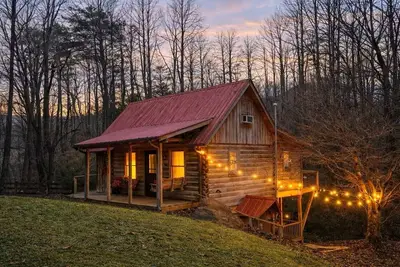 Image de Cozy Log Cabin - Fire Pit - Porch - Pet Friendly - Near Clayton