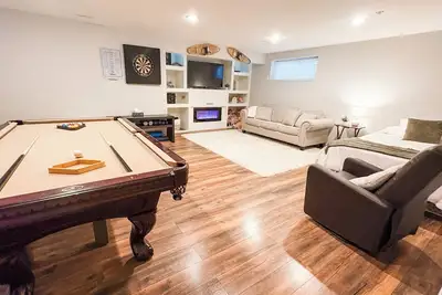 Image de Cranston Hot Tub Retreat / Sleeps 8 / Games Room