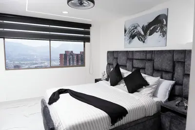 Image de Luxury High-Rise 2br w/ Skyline View, Ac, Pool, Gym & Prime Location