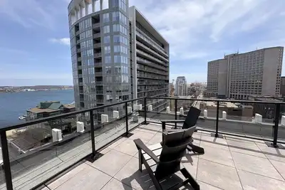 Image de 2bd Luxury Penthouse Downtown Halifax | Harbour Views | Private Rooftop Hot Tub
