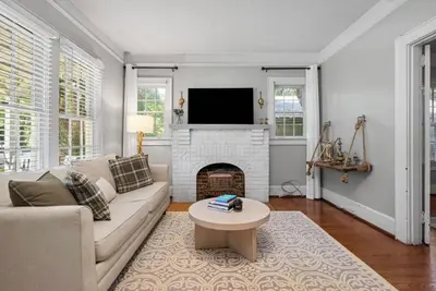 Image de The Gladys House - Spacious Midtown Retreat