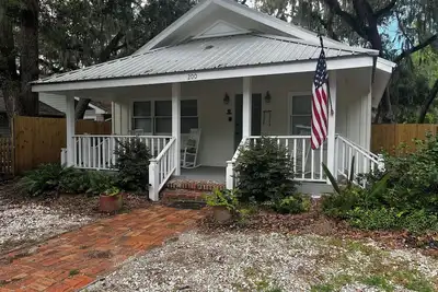 Image de Callaway Cottage nestled under moss draped oaks, pet friendly, across from park