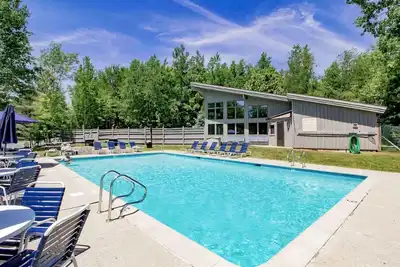Image de Walk to Mt Snow Lifts • Sleeps 8 • Fireplace, Hot Tub, Sauna, Pool • 2br/2ba