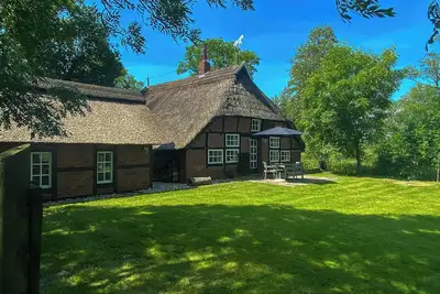 Image de Maison en roseaux datant de 1870 avec sauna au bord de la baie de Jade