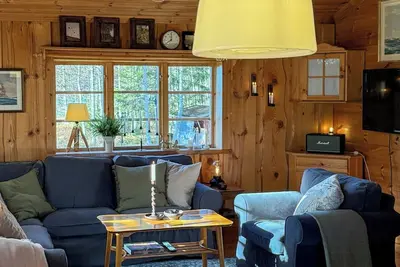 Image de Chalet en bois avec vue sur le lac Björkensjön