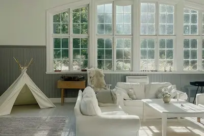 Image de École rénovée dans le paysage boisé de l'Östergötland