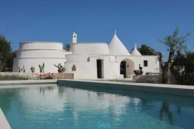 Image de Trullo de luxe parmi les oliviers centenaires à Ostuni