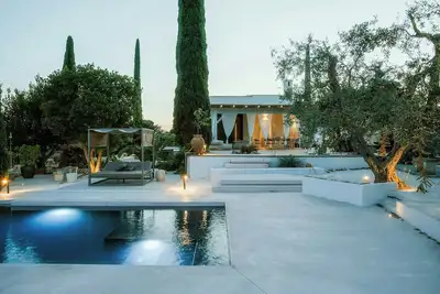 Image de Villa contemporaine au milieu d'oliviers centenaires dans les Pouilles