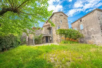 Image de Maison en pierre dans un hameau de charme à proximité de la rivière et des Vans