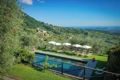 Image de Ferme toscane près de Lucques avec piscine privée