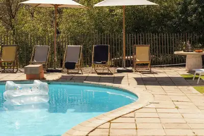 Image de Bastide provençale avec piscine à Bras