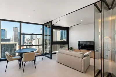 Image de City Sky Nest - Luxe Apartment with City Views