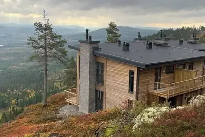 Image de Villa design avec piscine à débordement dans la nature de Branäs