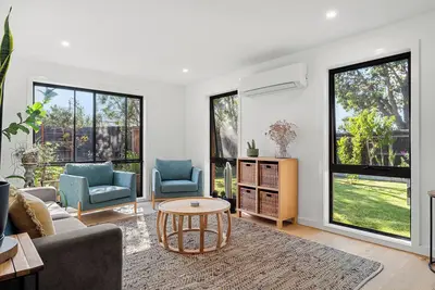 Image de Central and very close to retail hub, restaurants, cafes, Coles, Woolworths