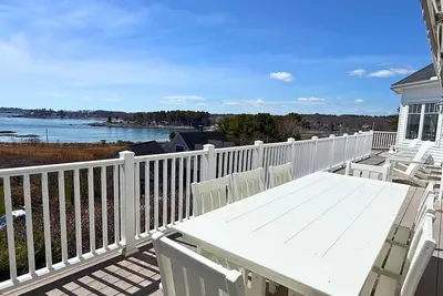 Image de The Hill is a Luxury 5-bedroom retreat with panoramic ocean views from almost every room, just 0. 2 miles from Cape Neddick Beach. One-level living with ramp access, roll-in showers, and grab bars makes it ideal for multigenerational beach stays.