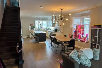 Image de Beaches Home, Hot Tub, Sleeps 7, 2 car, 25m to Bmo