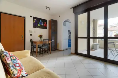 Image de Comfortable 50m2 flat for 4 people, on the 1st floor with lift. Located in the Certosa area, a neighborhood well connected to the centre, the motorways & the exhibition centres. Nearby is the historic Certosa di Garegnano, famous for its frescoes. On