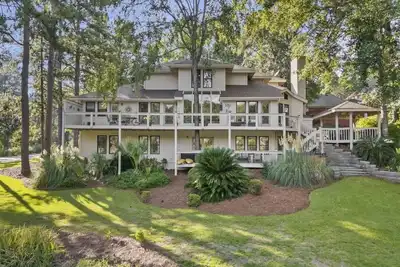 Image de The Tree House - 7 Bdr Luxury Lakefront Masters Retreat