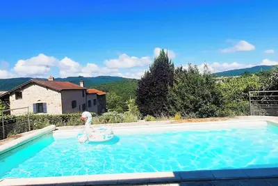 Image de Vue, piscine et nature: maison dans le vignoble et proche de Cluny.