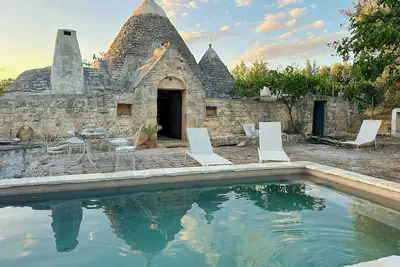 Image de Trullo du XVIIe siècle avec piscine privée