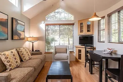 Image de 3 Family Friendly Units | 1. 2 mi to Napa Opera House | Free Parking | Pool