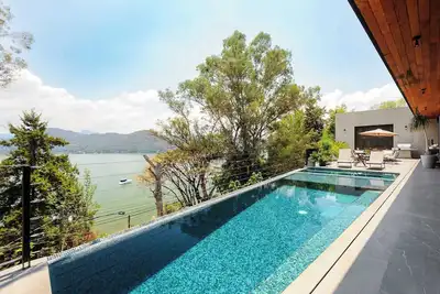 Image de Villa del Carmen: Pool & Lake Views