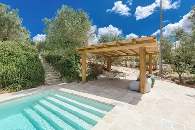 Image de Trullo avec piscine privée au milieu des oliviers à Ostuni