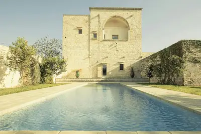 Image de Tour médiévale avec piscine dans le Salento