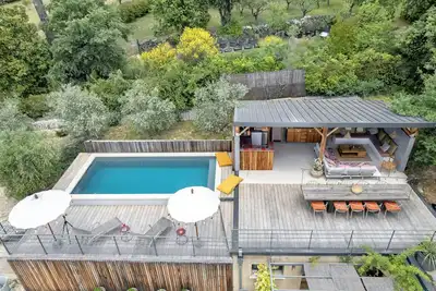 Image de Maison avec toit-terrasse et piscine proche Lourmarin