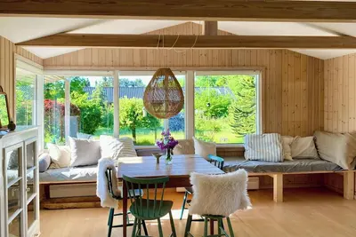 Image de Maison de vacances avec jardin sauvage près de la mer