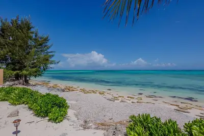 Image de Golden Pelican – Ocean Front Lower Level Suite on North Caicos