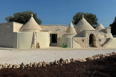 Image de Trullo parmi les oliviers centenaires dans la vallée d'Itria
