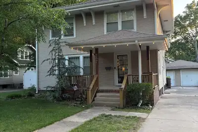 Image de Quiet College Hill Getaway—Two Kings, Two Queens, remodeled kitchen and Bath