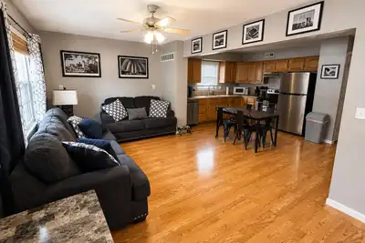 Image de Pets Welcome: Beautiful 2 Br Home, Close to stadiums and downtown.