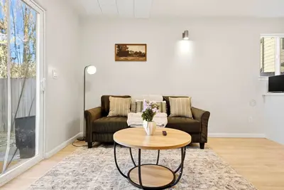 Image de Comfy 2br Near Uw & Northgate Station w/ Backyard