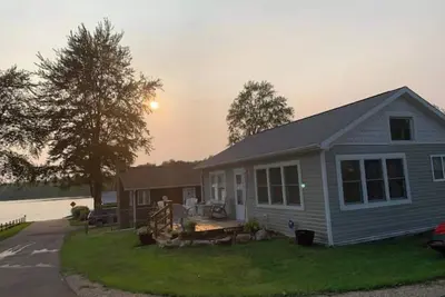Image de Lovely 2-bedroom cottage with a hot tub and Lake View in charming Coloma.