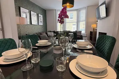 Image de Free Off-Street Parking! | Sleeps 8 | NearCentre