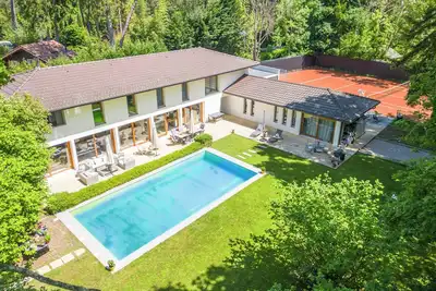 Image de Superbe Propriété au Bord du Leman avec Piscine & Court de Tennis privés