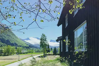 Image de Maison historique en bois au pied du Middagstind