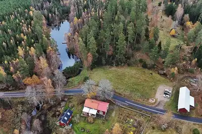 Image de Maison historique près d'une forêt et d'un lac dans le Småland