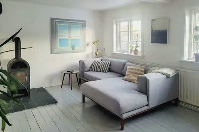 Image de Maison d'artiste datant de 1792 près de la mer à Årsdale