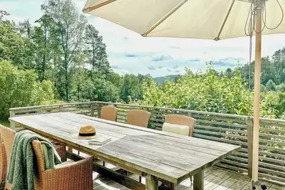 Image de chalet des années 1930 près de la nature et de la mer