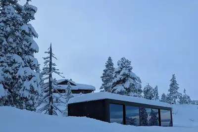 Image de Cabine moderne conçue par Snøhetta à Blefjell