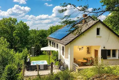 Image de Joyau avec jacuzzi, sauna et vue sur le château
